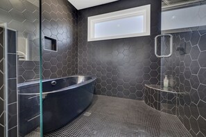 Bathtub, hair dryer, towels, shampoo - Downtown - Elegant & Cozy - Skyline Views! (Nashville)