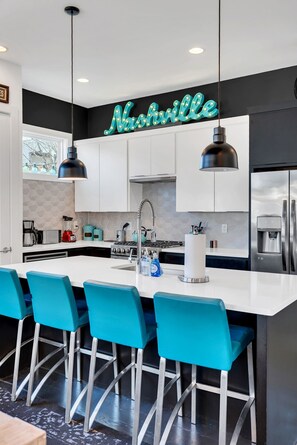 Kjøleskap, mikrobølgeovn, ovn og kokeplater