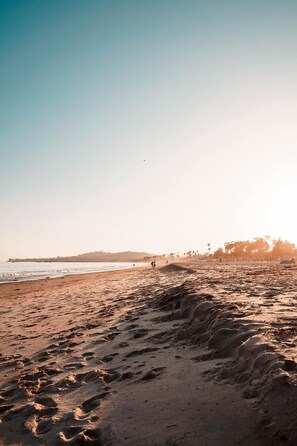 Beach nearby, sun-loungers, beach towels