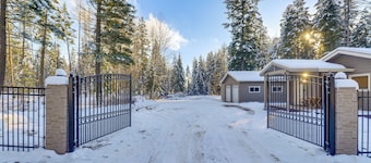 Columbia Falls Private Retreat: Pool Table & Deck!