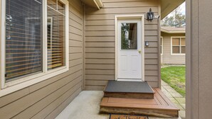 A house with a front door, a set of steps leading to the door, and a doormat with the word 'Thankful.' - Columbia Falls Private Retreat: Pool Table & Deck! (Columbia Falls)