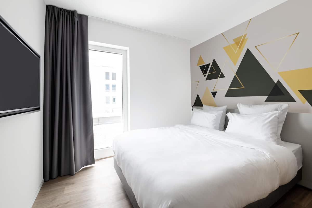 1 bedroom, laptop workspace, soundproofing, free cots/infant beds