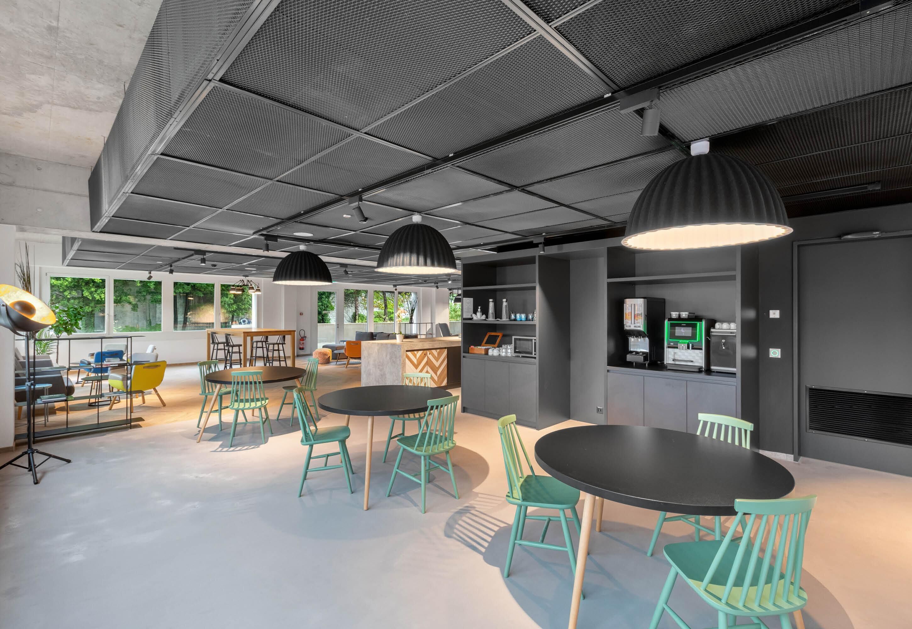 Un interior moderno con zona de comedor, cocina y bar.