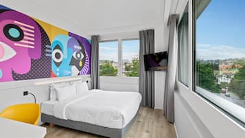 Quadruple Room | Peralatan tempat tidur premium, ruang kerja komputer riba