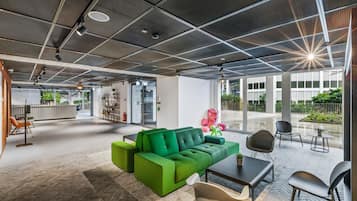 Coin salon dans le hall