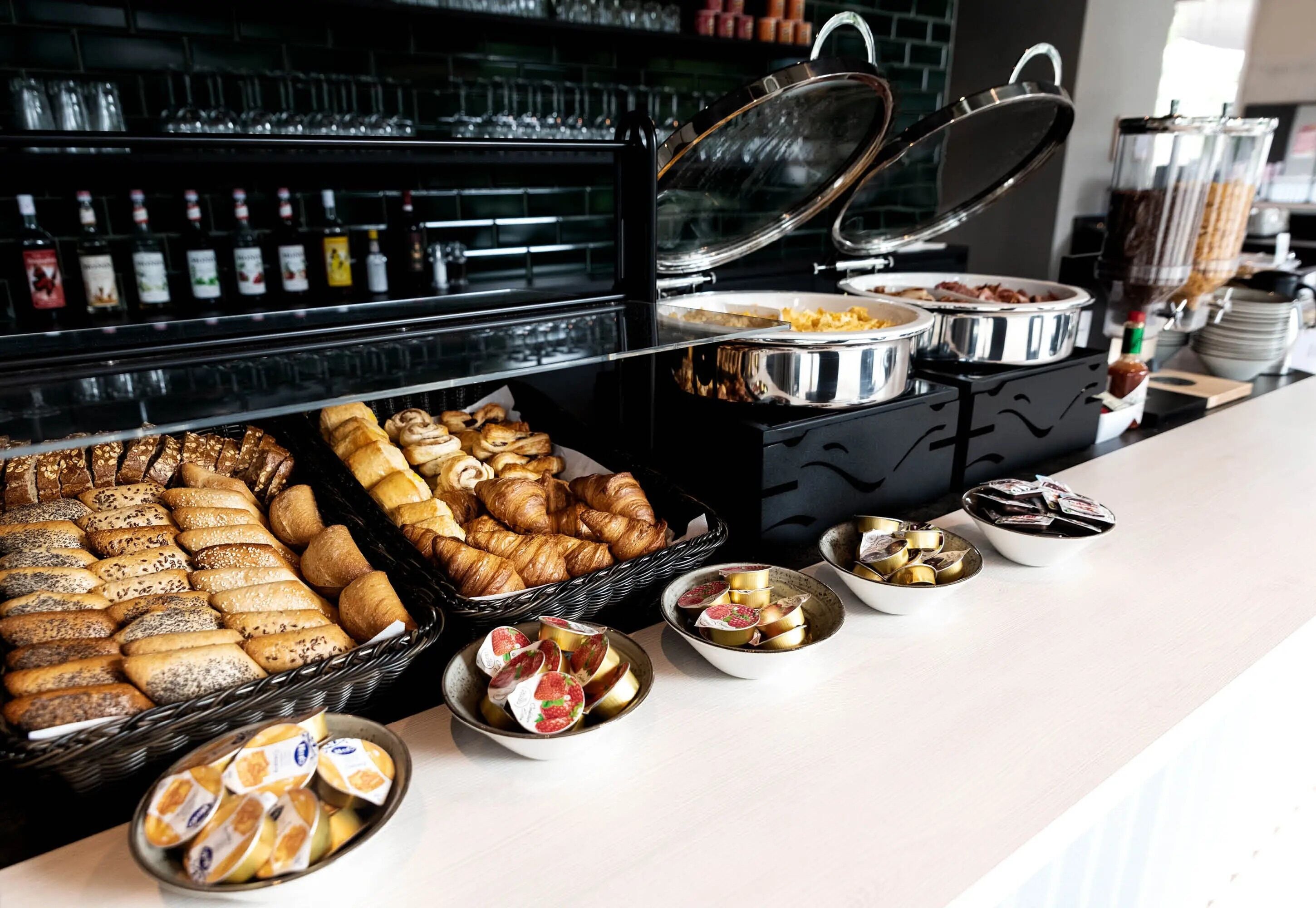 อาหารเช้าแบบคอนติเนนทัลทุกวัน (CHF 19 ต่อคน)