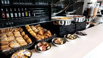 Se ofrece un desayuno continental (19 CHF por persona)