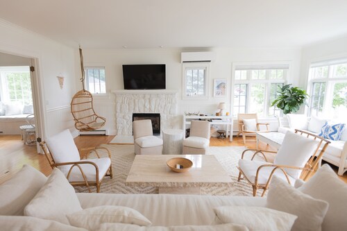 Downtown Oasis One Block from Beach and Shopping.