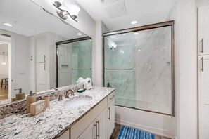 Combinació de dutxa i banyera, assecador de cabells i tovalloles 