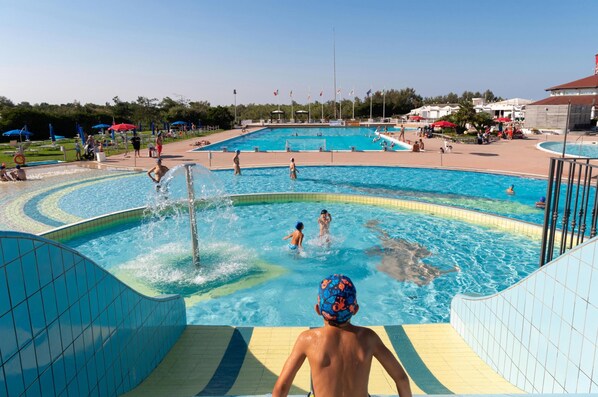 Una piscina al aire libre de temporada