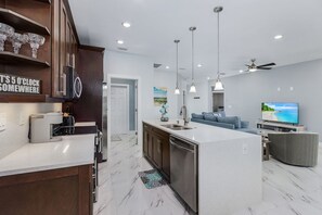 冷蔵庫、電子レンジ、オーブン、コンロ