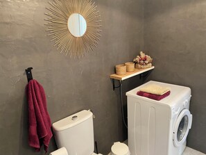 Douche, articles de toilette (gratuits), serviettes fournies