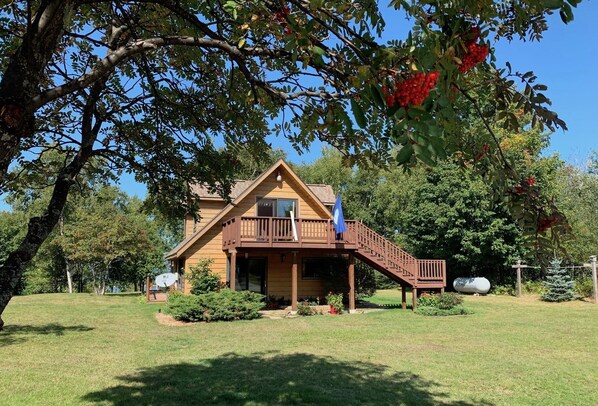 A wooden cabin with a porch and a staircase leading to the entrance. - Perfect Grand Marais Get-Away! Pictured Rocks, snowmobile trails, beaches, etc (Grand Marais)