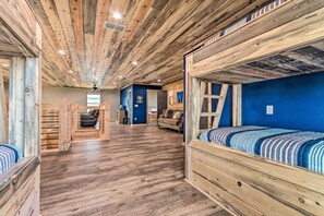 5 habitaciones, tabla de planchar con plancha, internet y ropa de cama 
