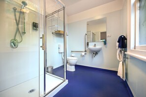 スタジオ ベッド (複数台) (+ 1 Single) | バスルーム | シャワー、ヘアドライヤー、タオル、石鹸