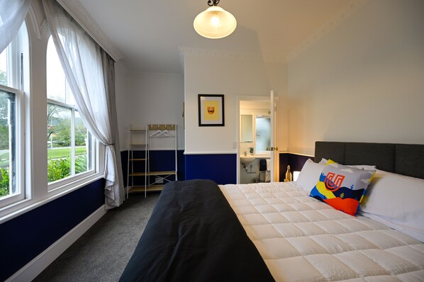 スタジオ キングベッド 1 台 | アイロン / アイロン台、WiFi (無料)、ベッドシーツ