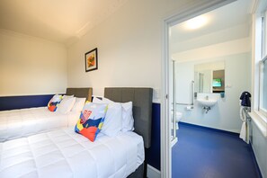 スタジオ ベッド (複数台) (+ 1 Single) | アイロン / アイロン台、WiFi (無料)、ベッドシーツ