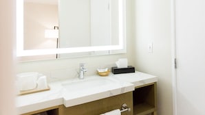 Secadora de cabello, toallas, jabón, papel de baño