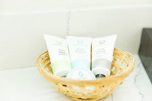 Haartrockner, Handtücher, Seife, Toilettenpapier