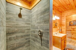 Combined shower/bathtub, jetted bath, towels, soap