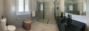 Baignoire, sèche-cheveux, serviettes fournies, savon