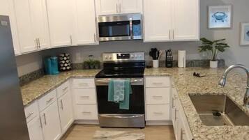 Een koelkast, een magnetron, een oven, een kookplaat