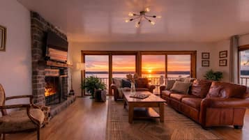 Smart TV, chimenea y oficina