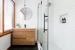 Bathtub, jetted bath, hair dryer, towels