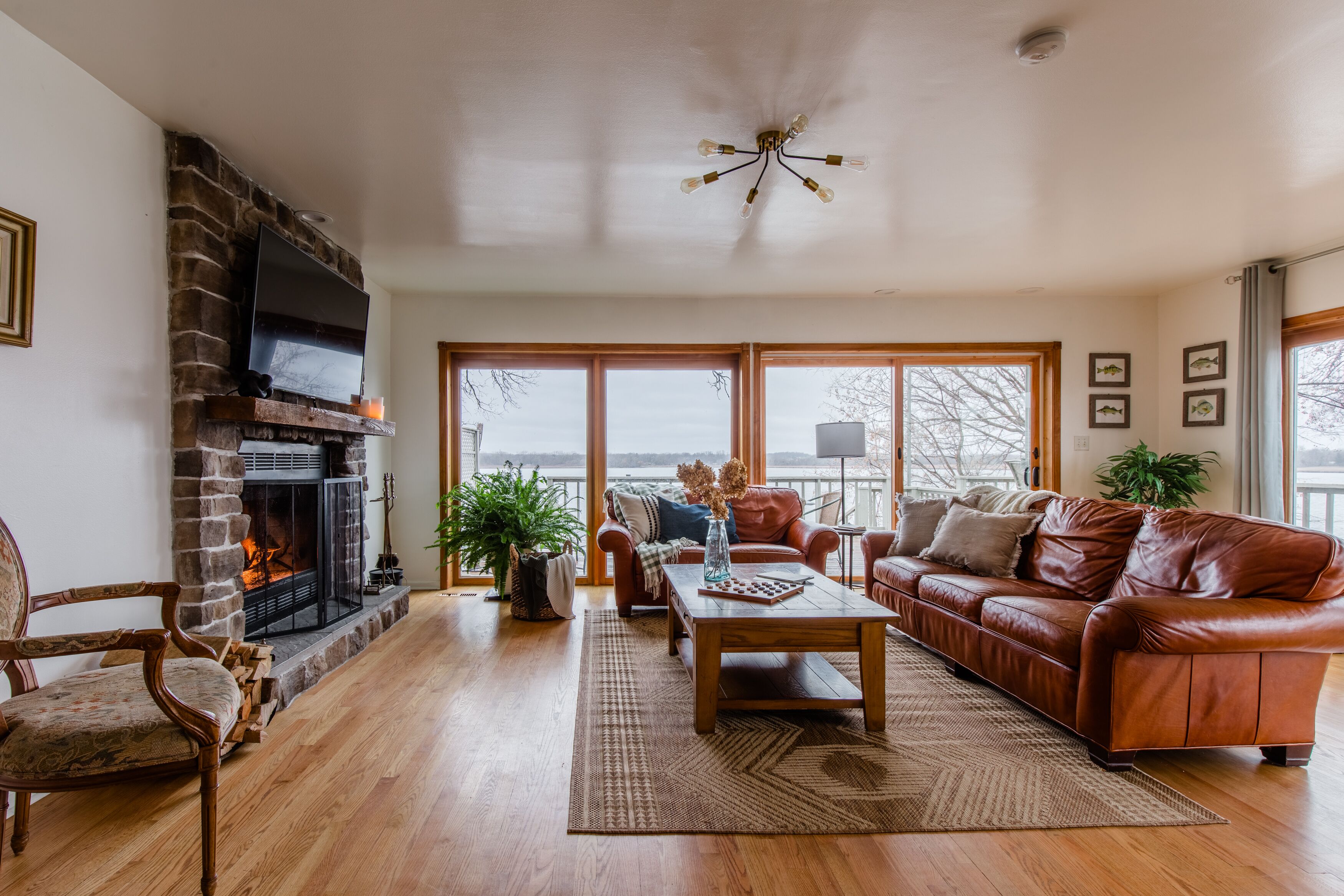 Smart TV, fireplace, offices