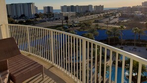 Un balcone con vista sulla città, che include edifici alti e una zona piscina.