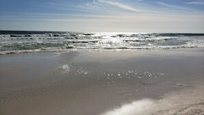 Una spiaggia con onde e cielo sereno.