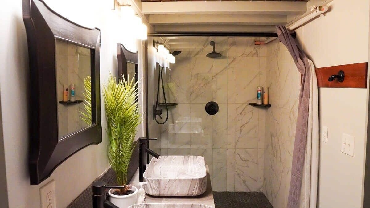 Shower, towels, shampoo
