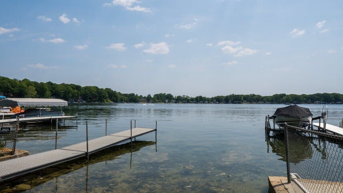 Un llac tranquil amb molls i barques.