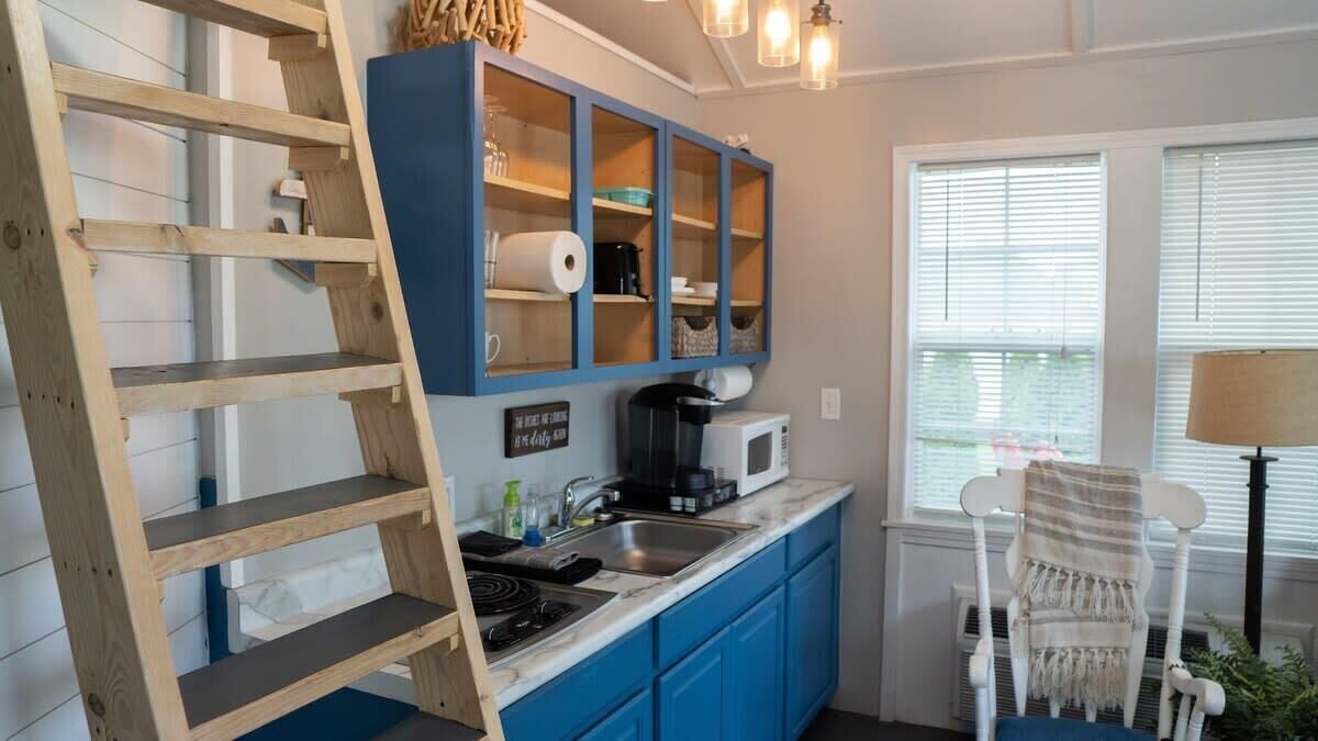 Een koelkast, een magnetron, een kookplaat