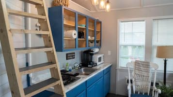 Een koelkast, een magnetron, een kookplaat