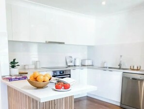 Full-size fridge, microwave, oven, stovetop