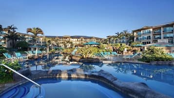 Alberca al aire libre y alberca climatizada