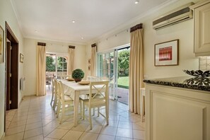 Fridge, microwave, oven, stovetop - Quinta Lantana - close to the beach (Almancil)