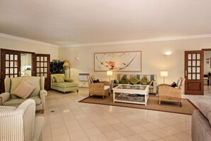 テレビ、暖炉、DVD プレーヤー、ステレオ