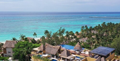 Fabulous condo steps from the beach and 5th Ave, rooftop pool