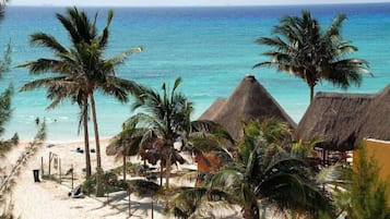 Plage, chaises longues, serviettes de plage
