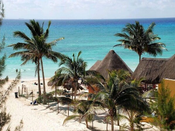 Aan het strand, ligstoelen aan het strand, strandlakens
