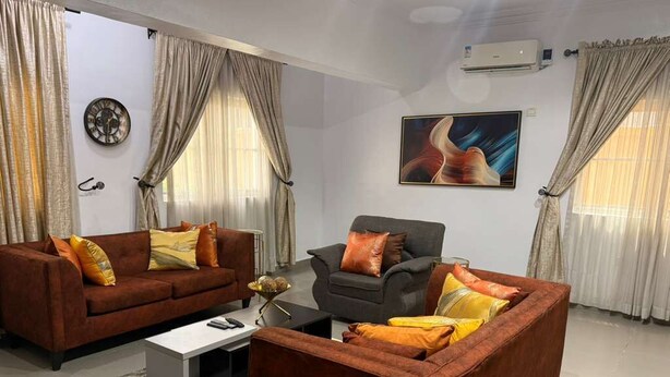 Ein Wohnzimmer mit zwei Sofas, einem Couchtisch und einem Fernseher.