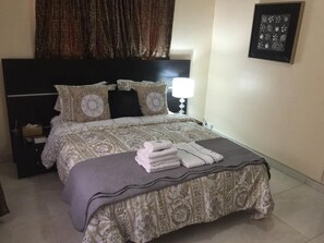 2 bedrooms, in-room safe, iron/ironing board, free WiFi - Charming 2 Bedroom Apartment - Your Perfect Urban Retreat! (Lekki)