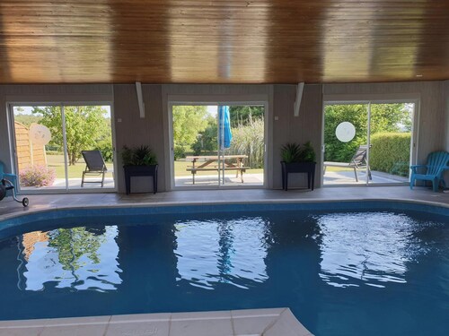 2 Bed Cottage Sleeps 4 with Pool and Pet Friendly