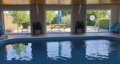 2 Bed Cottage Sleeps 4 with Pool and Pet Friendly