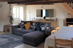 Fernseher, Kamin, Stereoanlage