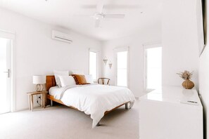4 bedrooms, iron/ironing board, WiFi, bed sheets - Ocean Essence (Currarong)