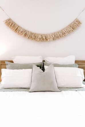 4 bedrooms, iron/ironing board, WiFi, bed sheets - Ocean Essence Summary (Currarong)