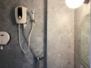 Shower, hydromassage showerhead, free toiletries, hair dryer